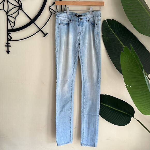 BDG Urban Outfitters Cigarette Jeans Light Wash Denim Size 28 GUC - Picture 9 of 9